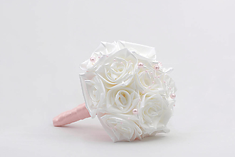 Kytice pre nevestu - Saténová kytica svadobná bielo-ružová ruže s perličkami - 15288898_