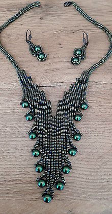 Náhrdelníky - Elegantný ručné šitý korálkový náhrdelník zo SWAROVSKI Crystal Scarabaeus Green Pearl 8mm - 15290656_
