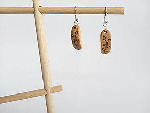 Náušnice - Zakrivené drevené náušnice z ornamentom - 15290931_