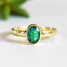 Prstene - Zásnubný tepaný prsteň so smaragdom - 15295028_