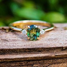 Prstene - Zlatý zánubný prsteň so Zafírom a diamantmi - 15295147_