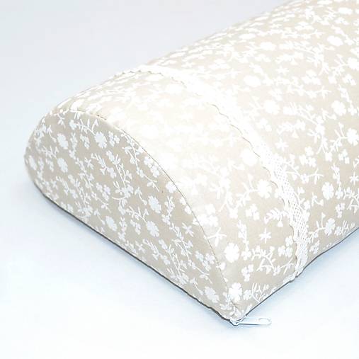 Úžitkový textil - Biele kvietky na béžovej - obliečka na vankúš polvalec - 15292908_