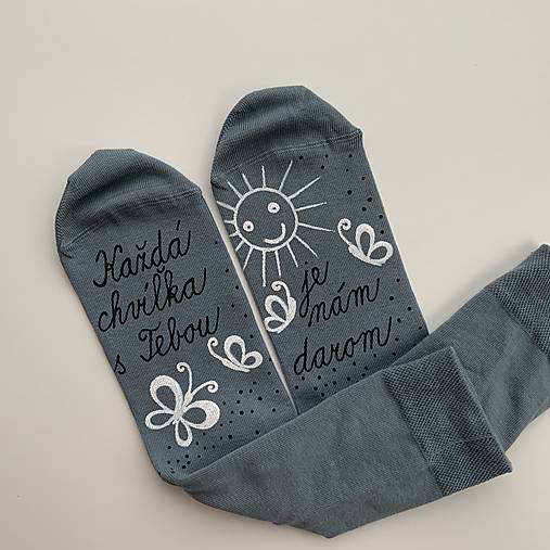 Maľované ponožky s nápisom : "Každá chvíľa s Tebou je nám darom (" (sivé))