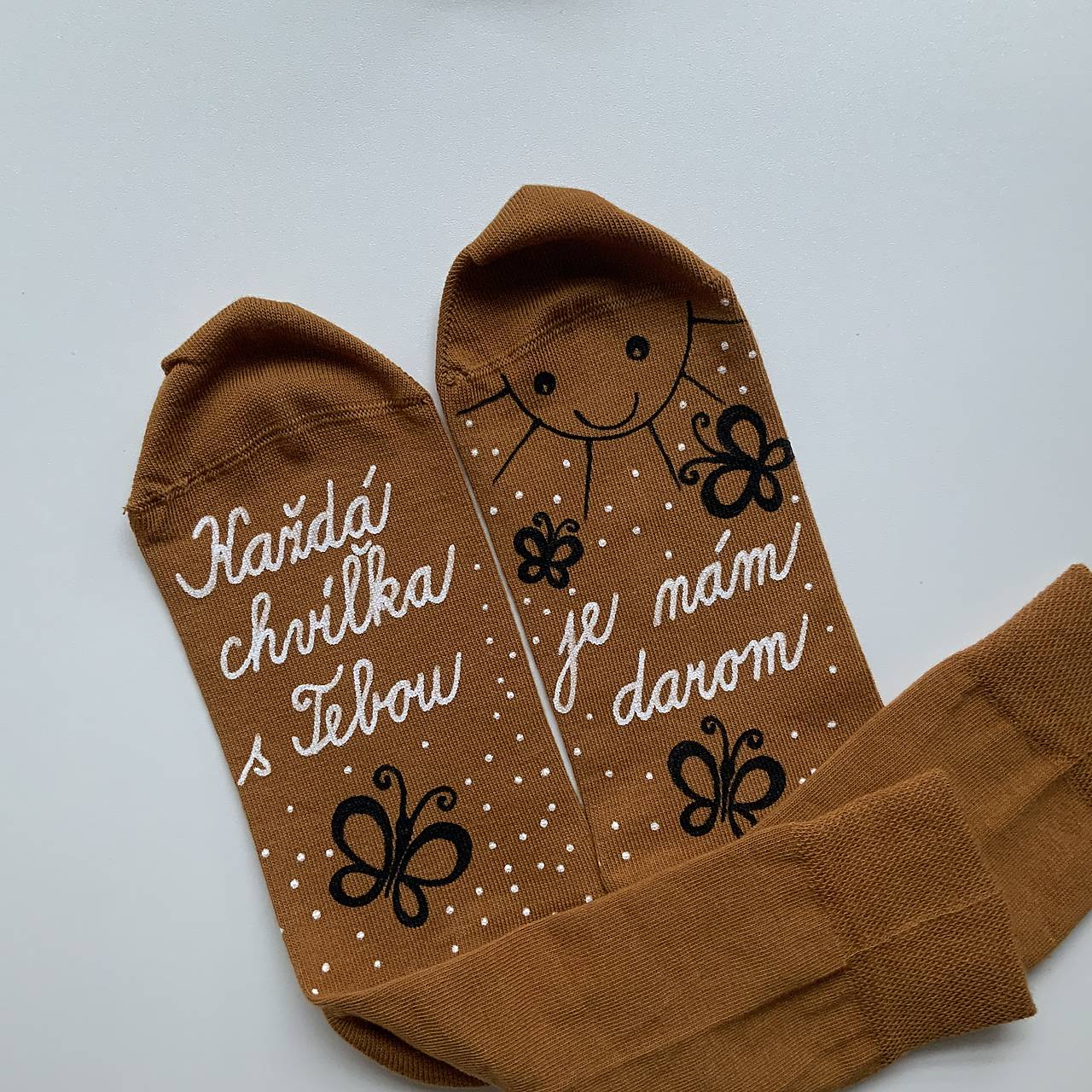 Maľované ponožky s nápisom : "Každá chvíľa s Tebou je nám darom (" (horčicové))