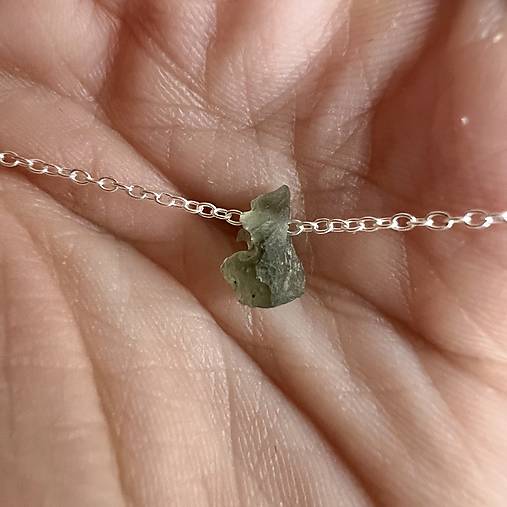 Náhrdelníky - Strieborná retiazka s vltavínom - 15293904_