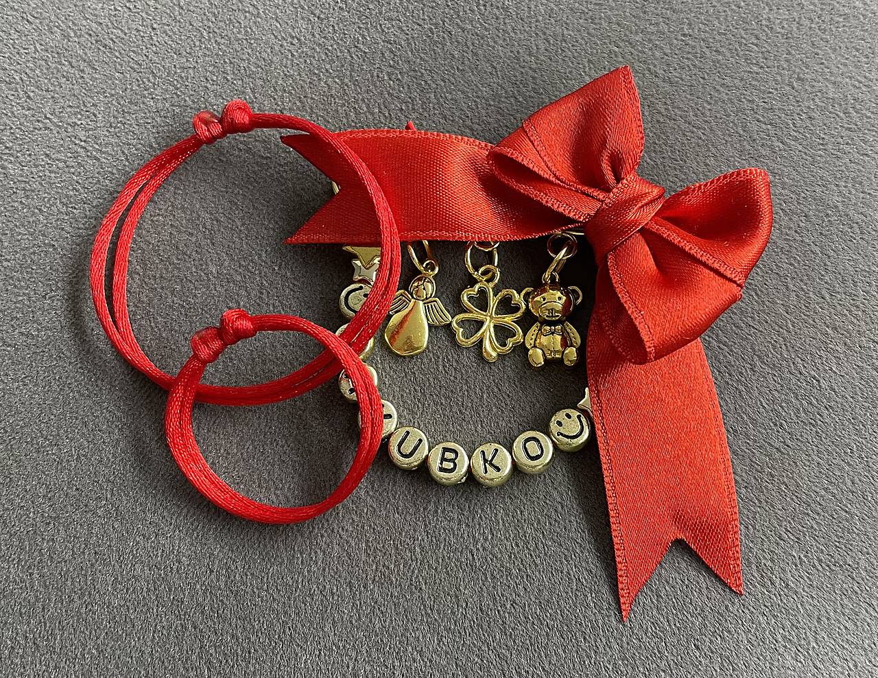 Set proti urieknutiu mama + dieťa - mašlička na kočík/vajíčko s macíkom, anjelikom štvorlístkom a menom + 2x náramok