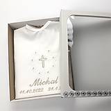 Detské oblečenie - Košieľka na krst k01 biela strieborná v darčekovom balení a sviečka na krst strieborný krížik s bielou - 15293922_