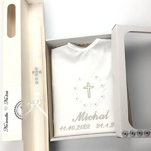 Košieľka na krst k01 biela strieborná v darčekovom balení a sviečka na krst strieborný krížik s bielou