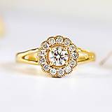Prstene - Zásnubný prsteň s diamantmi v tvare kvetu - 15298120_