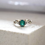 Prstene - Zásnubný prsteň so smaragdom a diamantami - 15298142_