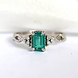 Prstene - Zásnubný prsteň so smaragdom a diamantami - 15298143_