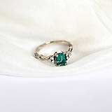 Prstene - Zásnubný prsteň so smaragdom a diamantami - 15298146_