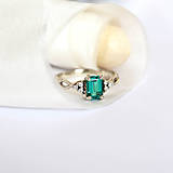 Prstene - Zásnubný prsteň so smaragdom a diamantami - 15298147_