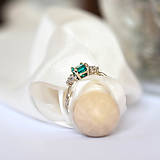 Prstene - Zásnubný prsteň so smaragdom a diamantami - 15298148_