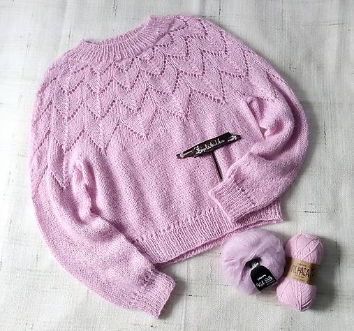 Ručne pletený sveter s ažúrovým vzorom