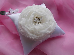 Prstene - svadobný vankúšik na obrúčky s kvetinkou - 15299286_