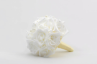 Kytice pre nevestu - Saténová kytica svadobná bielo-smotanová ruže s perličkami - 15301099_