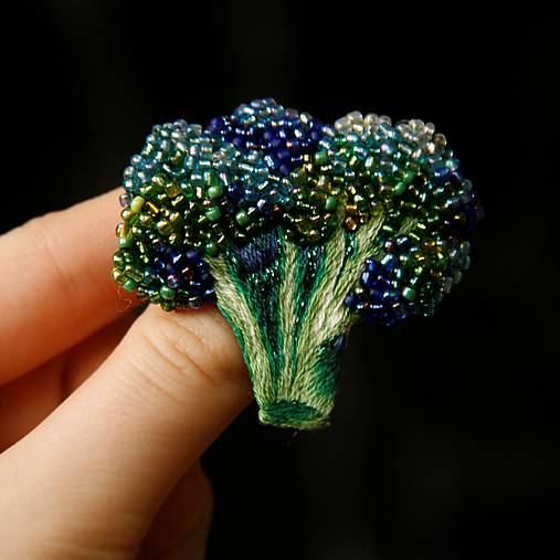 Korálková brošňa Brokolica