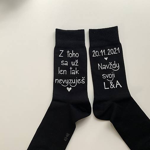 Maľované ponožky k výročiu “z toho už nevyzuješ / (Čierne s dátumom a iniciálkami - maľba nad členkom))