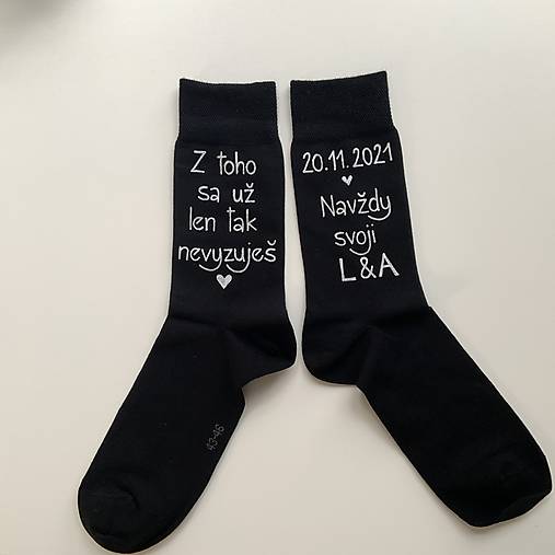 Maľované ponožky k výročiu/svadbe “z toho už nevyzuješ / (Čierne s dátumom a iniciálkami - maľba nad členkom))