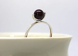 Prstene - Minimalistický strieborný prsteň s minerálom (granát) - 15302911_