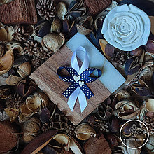 Svadobné pierka - Modré bodkované pierko s drevenými srdciami 203022 - 15300584_
