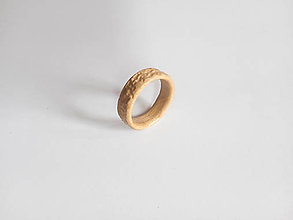 Prstene - Drevený prsteň z vyrezaným ornamentom - 15300098_
