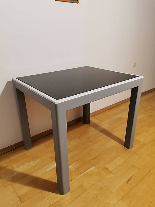 Stôl s opaxidovým sklom
