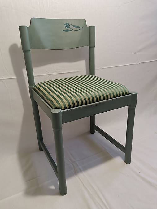 Zelená stolička s čalúnením