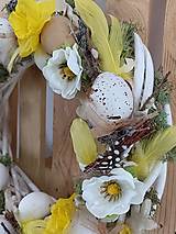 Dekorácie - Krásny veľký žlto-biely veľkonočný veniec s pierkami a vajíčkami... - 15302723_