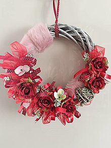 Dekorácie - Romantický červeno - ružový veniec plný lásky s kožušinkou a ružami - 15302785_