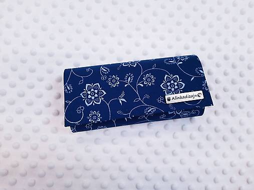 Priehradková peňaženka modré kvety