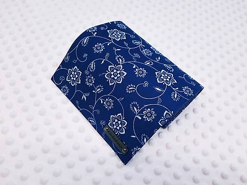 Priehradková peňaženka modré kvety
