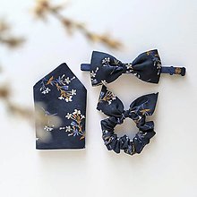 Pánske doplnky - Modrý kvetinkový set - motýlik & gumičky - 15303404_
