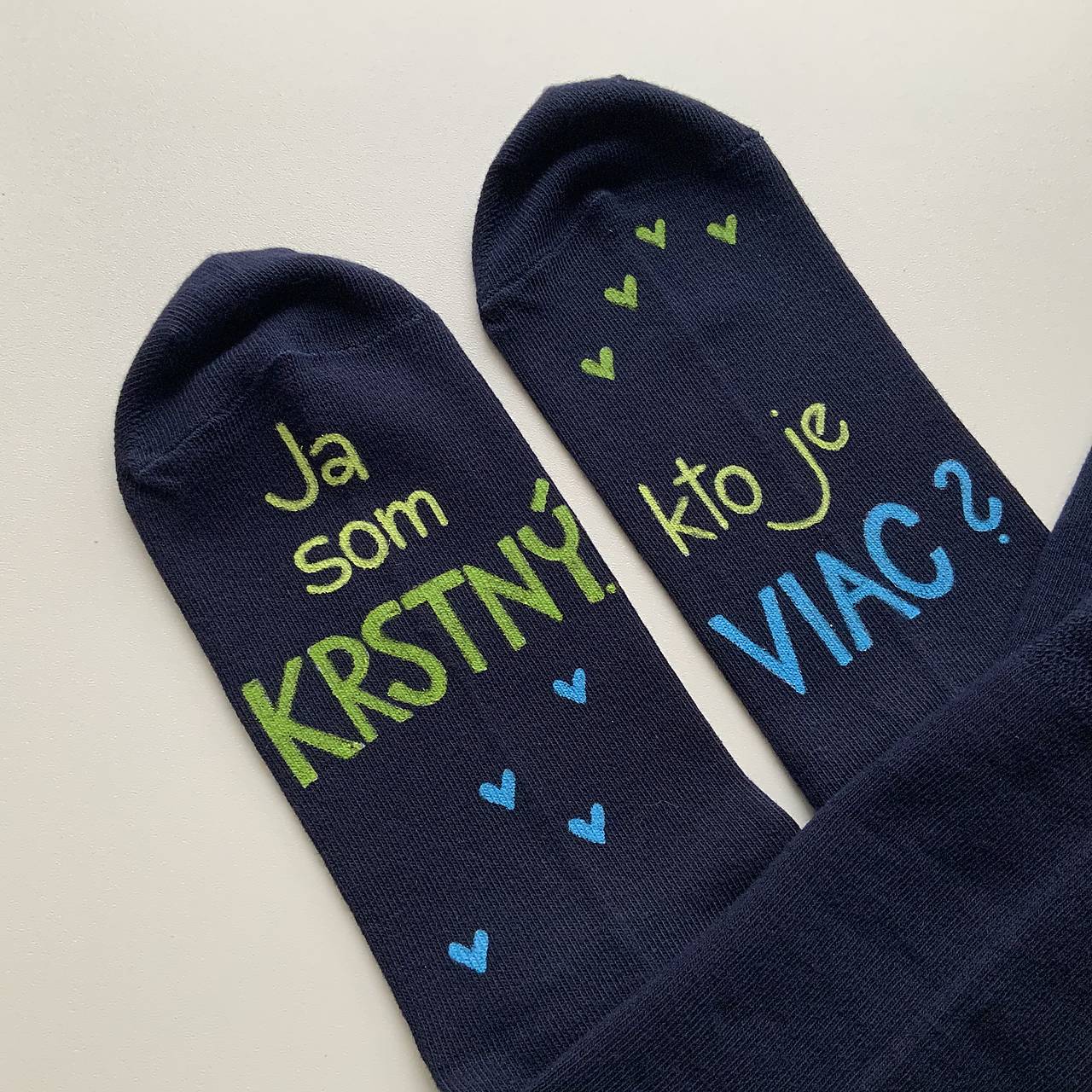 Maľované ponožky s nápisom: (“Ja som krstný/ kto je viac?” (Modré so srdiečkami))