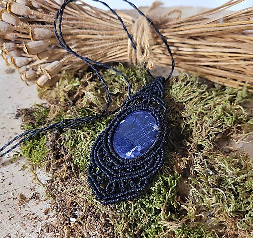 Náhrdelníky - Makramé amulet so sodalitom - 15305215_