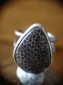 Prstene - Strieborný prsteň s čiernym koralom 2 - 15308927_