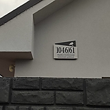 Číslo na dom s nápisom: Objekt chránený kamerovým systémom