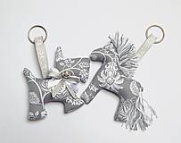 Kľúčenky - Prívesok na kľúče - koník, sivo/biele ornamenty - 15307460_