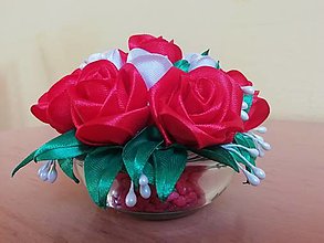Dekorácie - Aranžmán zo saténových ružičiek  (Červená) - 15311672_