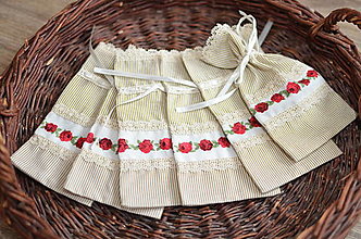 Úžitkový textil - Vrecúško malé s červenými ružičkami - 15314601_