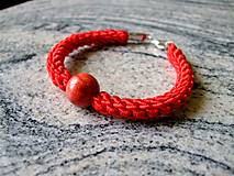 Náramky - Ručne pletený červený náramok s červeným koralom (12mm) - 15315020_