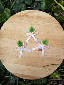 Svadobné pierka - biele svadobné pierka so zeleným lístočkom a dreveným srdiečkom - 15315528_