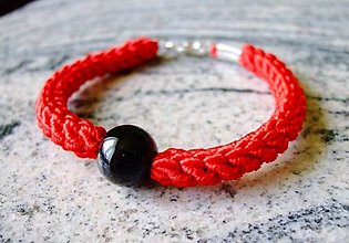 Náramky - Ručne pletený červený náramok s ónyxom (12mm) - 15317671_
