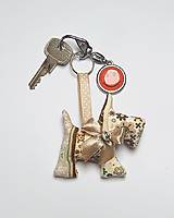 Kľúčenky - Prívesok na kľúče - psík,  hnedo/béžové pásy s kvietkami - 15315987_