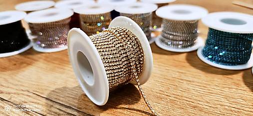 Komponenty - Štrasová borta 2 mm- cena za 10 cm (Crystal na zlatom podklade) - 15320526_