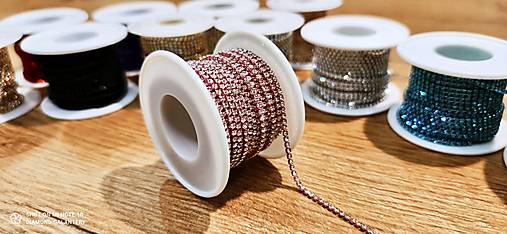 Komponenty - Štrasová borta 2 mm- cena za 10 cm (Crystal v ružovom podklade) - 15320535_