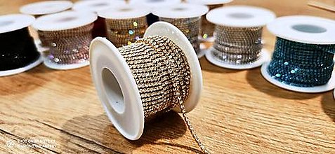 Komponenty - Štrasová borta 2 mm- cena za 10 cm (Crystal na zlatom podklade) - 15320526_