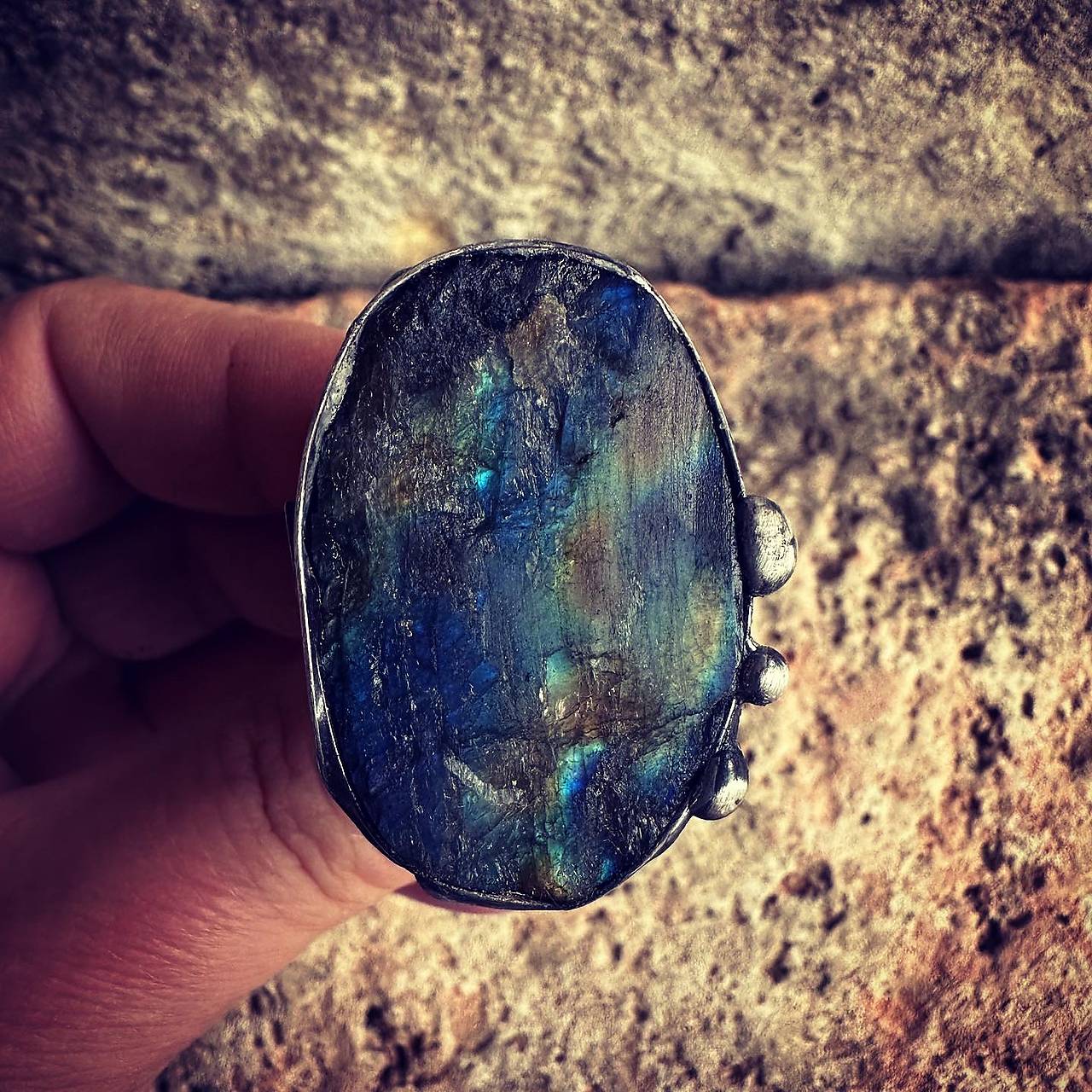 Cínovaný prsteň s labradoritom / bali I.