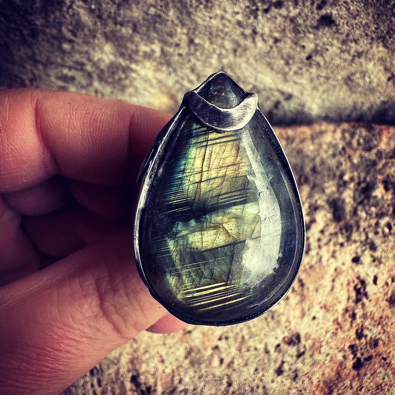 Cínovaný prsteň s labradoritom / bali III.